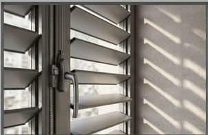 Celosía orientable de lamas de aluminio junto a una ventana