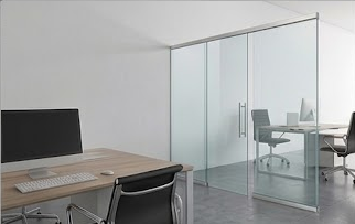 Separador de ambientes de cristal en una oficina