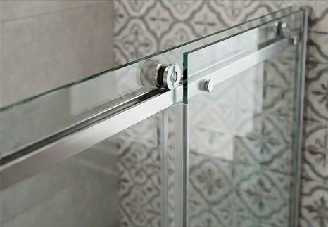 Detalle del raíl de una mampara corredera