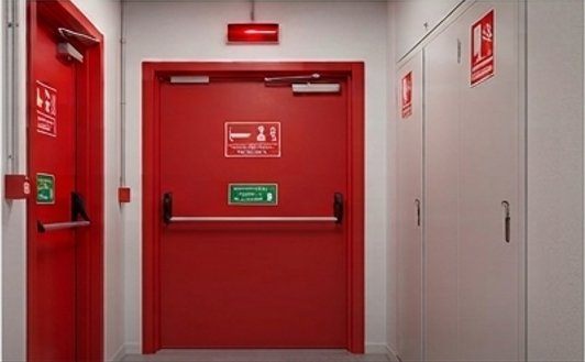 Puertas cortafuegos rojas en un pasillo